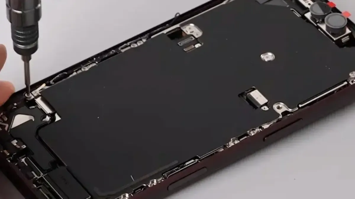 iPhone 18 Proの内部が公開：画面下Face IDと3倍のベイパーチャンバーが明らかに