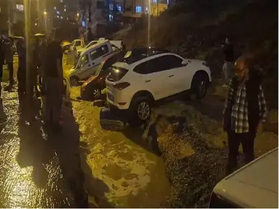 アンカラ・ケチオレンで豪雨後に道路陥没：駐車中の車20台が穴に転落
