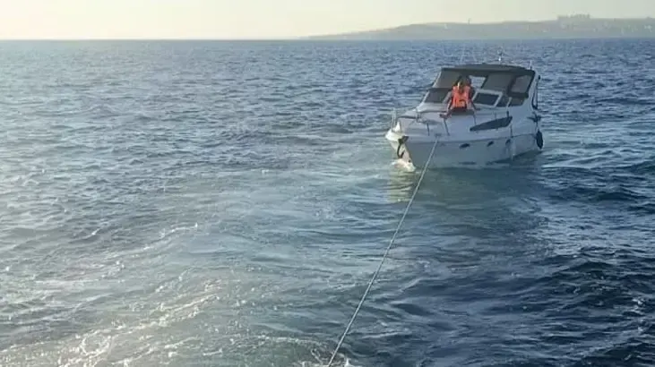 ベイリクドュズ沖でエンジン故障のボートから3人救助
