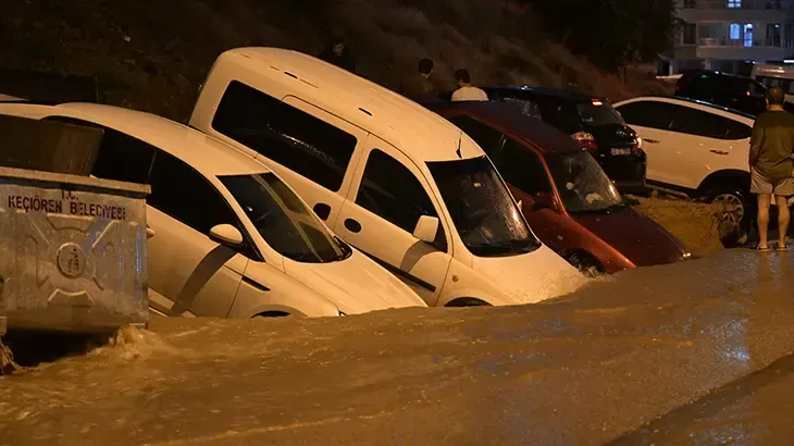 アンカラ・ケチオレンで豪雨による道路陥没、車両が被害