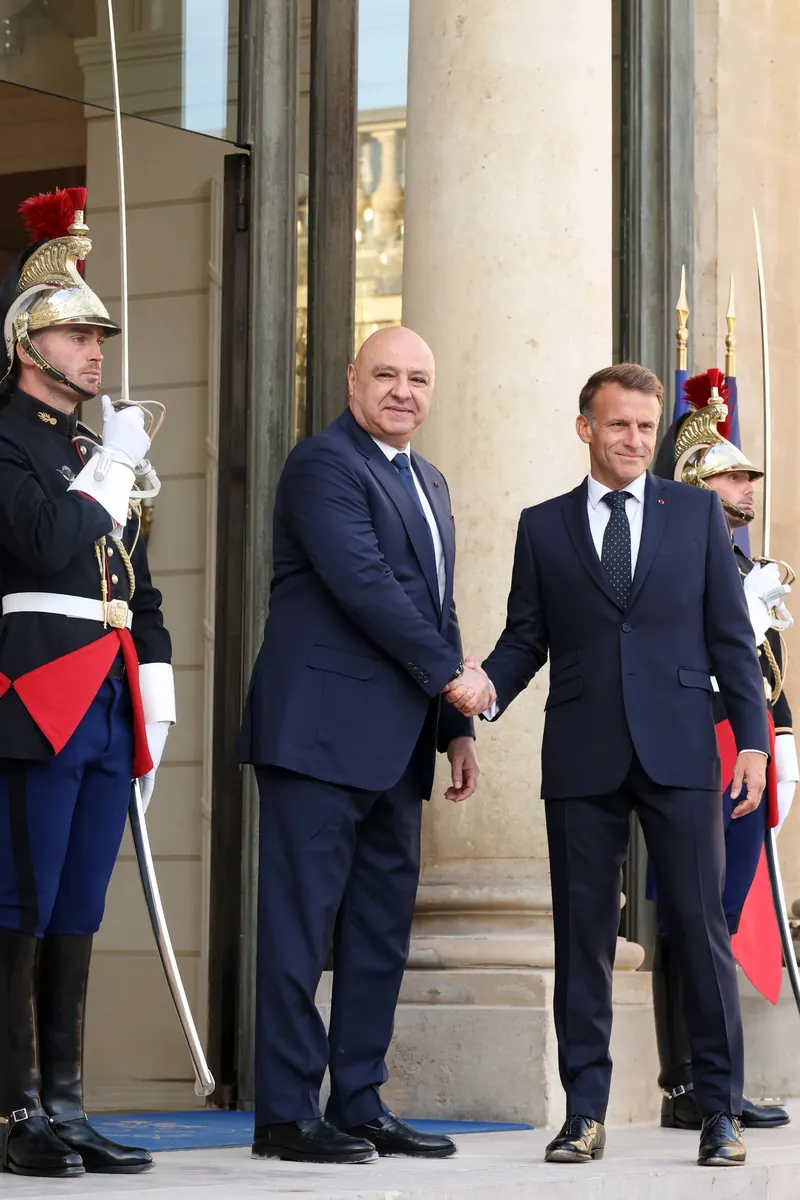 レバノン大統領アウン、パリでマクロン大統領と会談