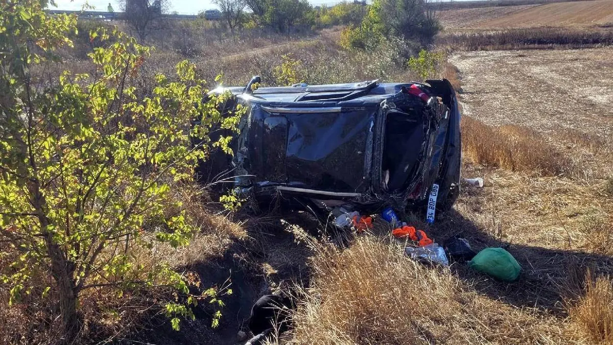 テキルダーで車が畑に転落、1人死亡2人負傷