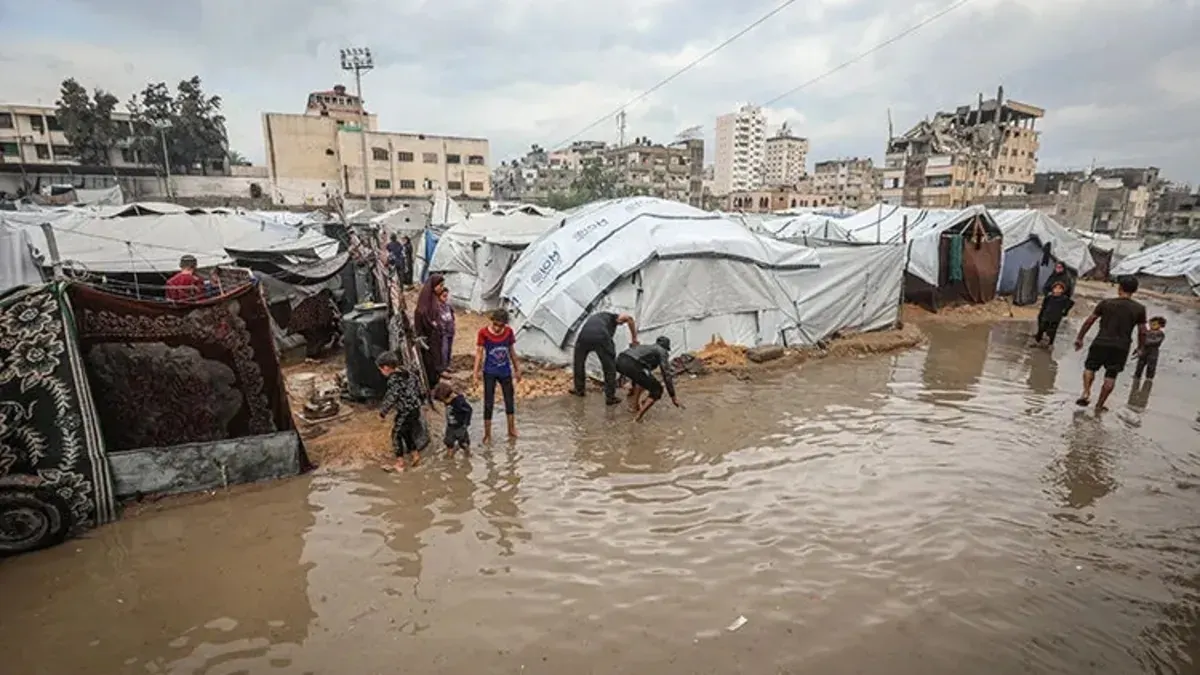 ガザ、季節の初雨でテントが浸水