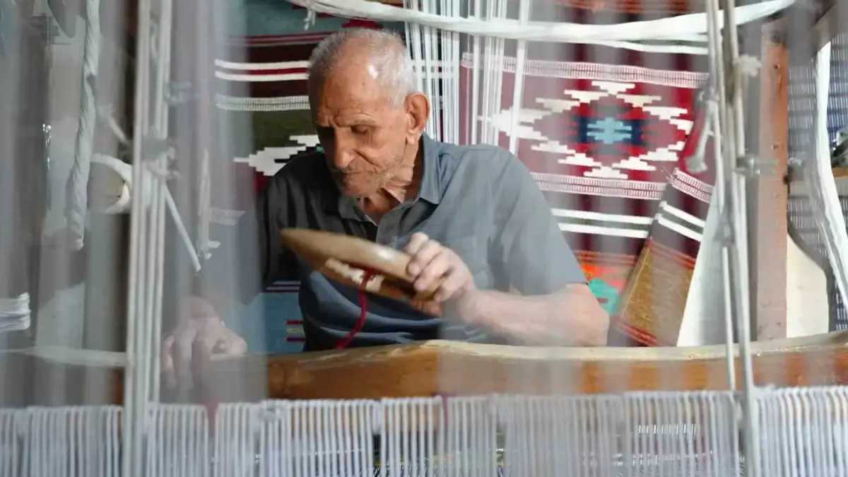 84歳のキリム織り職人、3平方メートルの店から世界へ