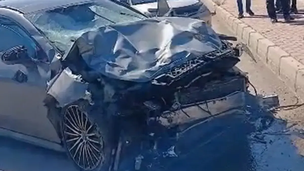 エラズーで悲惨な事故：車が真っ二つに、2人死亡、2人負傷