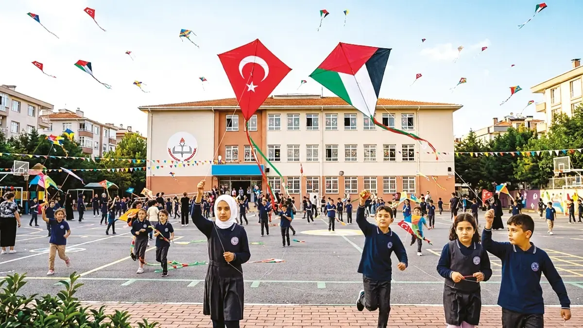 トルコ教育省、ガザの子どもたちへの連帯を示す凧揚げイベントを開催