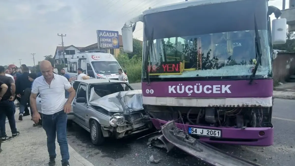 サカリヤで路線バスと乗用車が衝突、6人負傷