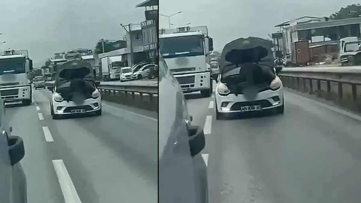 トルコ・ブルサで走行中の車のボンネットで修理を行う人物が驚きを呼ぶ
