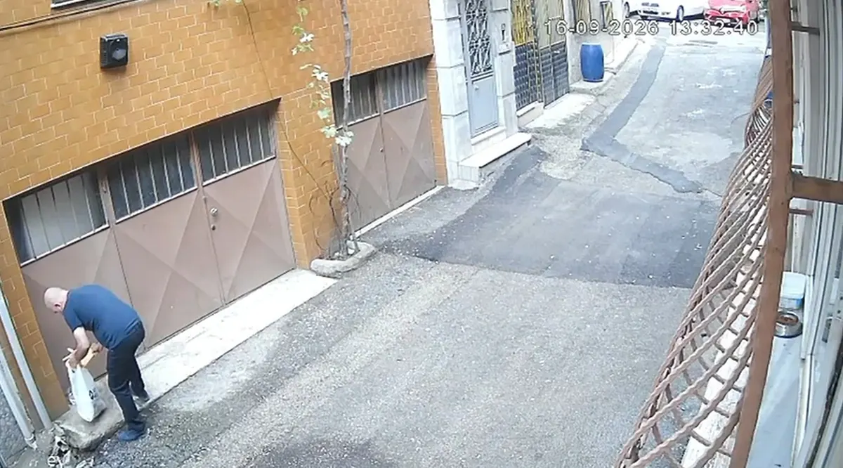 トルコ・ブルサで父子が野良猫の餌入れをゴミ箱に捨てる映像が防犯カメラに